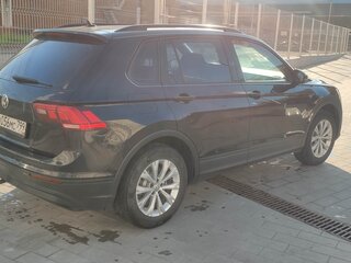 2018 Volkswagen Tiguan II, чёрный, 1750000 рублей, вид 2