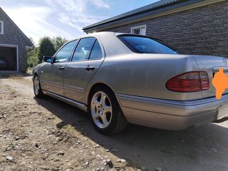1997 Mercedes-Benz E-Класс 240 II (W210, S210), серебристый, 500000 рублей, вид 4