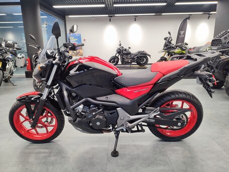 2018 Honda NC 750S, красный, 649000 рублей, вид 2