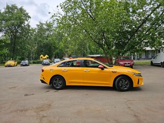 2021 Kia K5 III, жёлтый, 1375000 рублей, вид 4