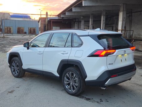 2025 Toyota RAV4 V (XA50), белый, 3900000 рублей, вид 2