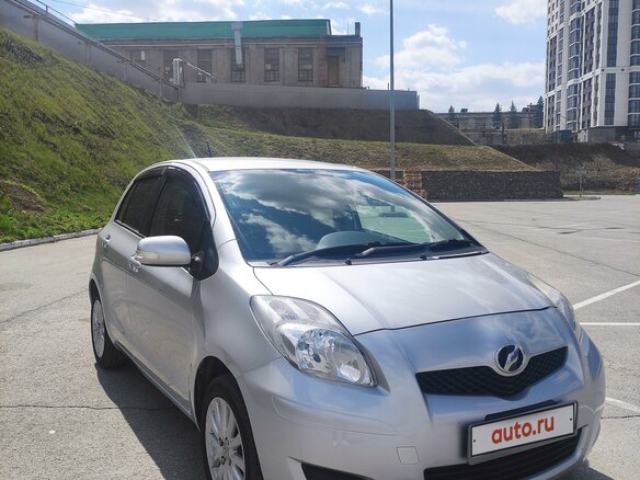 2009 Toyota Vitz II (XP90), серый, 710000 рублей - вид 2