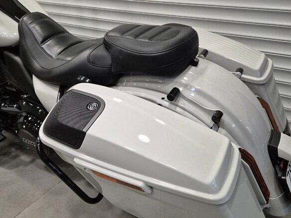 2020 Harley-Davidson CVO Road Glide, серебристый, 2700000 рублей - вид 4