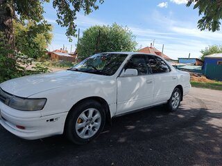 1990 Toyota Vista III (V30), белый, 200000 рублей, вид 1