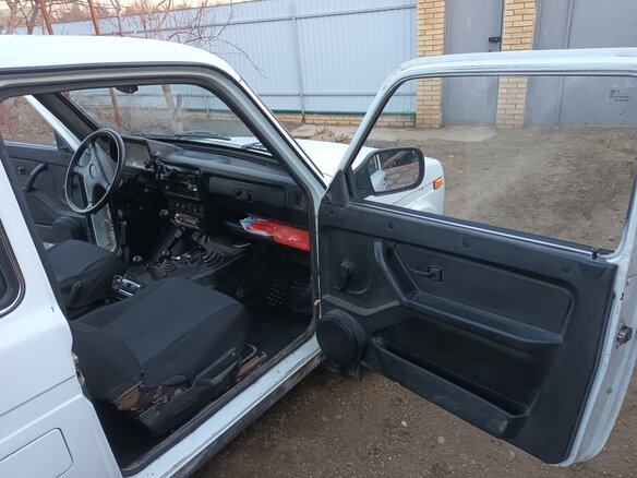 2011 Lada (ВАЗ) 2121 (4x4) I Рестайлинг, белый, 420000 рублей - вид 4