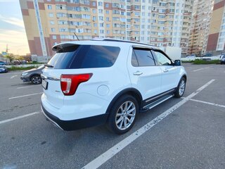 2017 Ford Explorer V Рестайлинг, белый, 2900000 рублей, вид 5