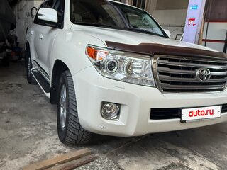 2015 Toyota Land Cruiser 200 Series Рестайлинг 1, белый, 4300000 рублей, вид 4