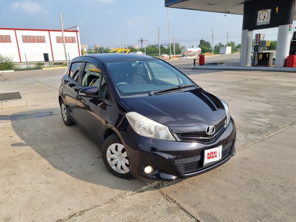 2013 Toyota Vitz III (XP130), красный, 850000 рублей