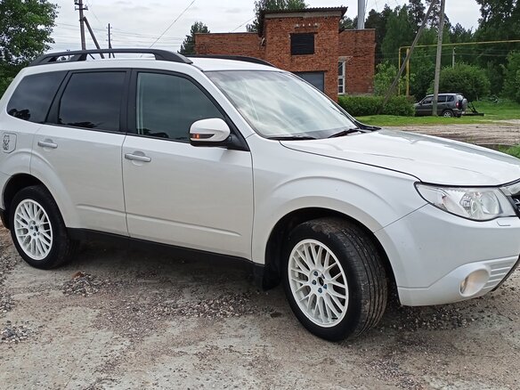 2011 Subaru Forester III Рестайлинг, белый - вид 1