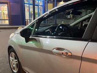 2015 Ford Fiesta Mk6 Рестайлинг, серебристый, 680000 рублей, вид 4