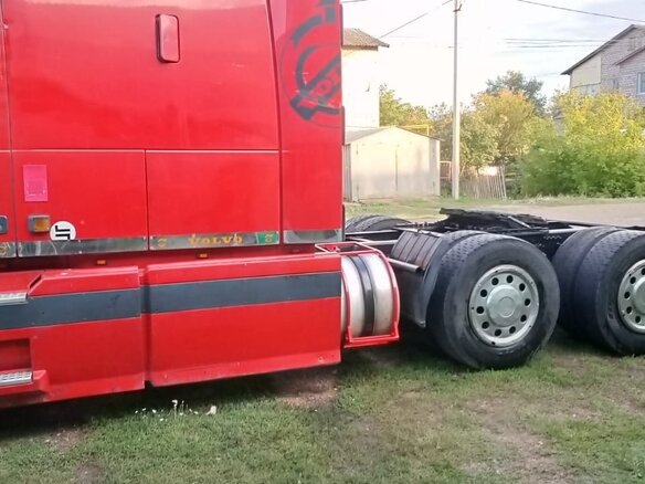 2003 Volvo VNL, красный, 1550000 рублей - вид 6