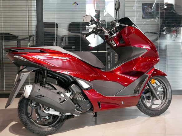 2024 Honda PCX 125, красный - вид 3