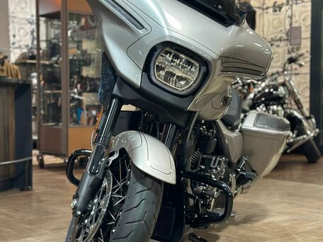 2024 Harley-Davidson CVO Street Glide, серебристый, 4950000 рублей, вид 2