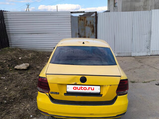 2016 Volkswagen Polo V Рестайлинг, жёлтый, 320000 рублей, вид 2