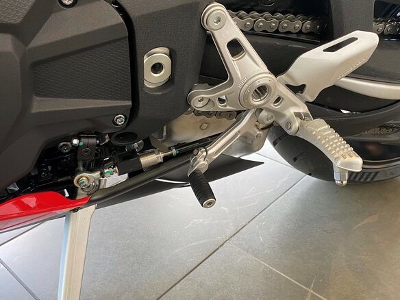2026 QJMotor SRK 921 RR, красный, 1095000 рублей - вид 12