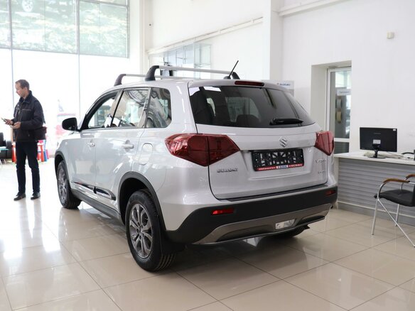 2021 Suzuki Vitara II Рестайлинг, серебристый - вид 2
