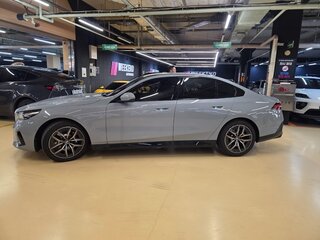 2025 BMW 5 серии 523d xDrive VIII (G60/G61/G68), серый, 7390000 рублей, вид 2