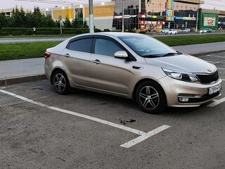 2015 Kia Rio III Рестайлинг, бежевый, 830000 рублей, вид 3