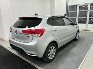 2017 Kia Rio III Рестайлинг, серебристый, 1070000 рублей, вид 4