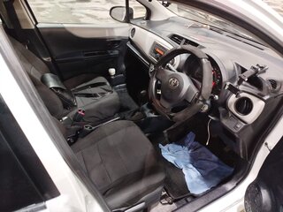 2011 Toyota Vitz III (XP130), белый, 1150000 рублей, вид 5