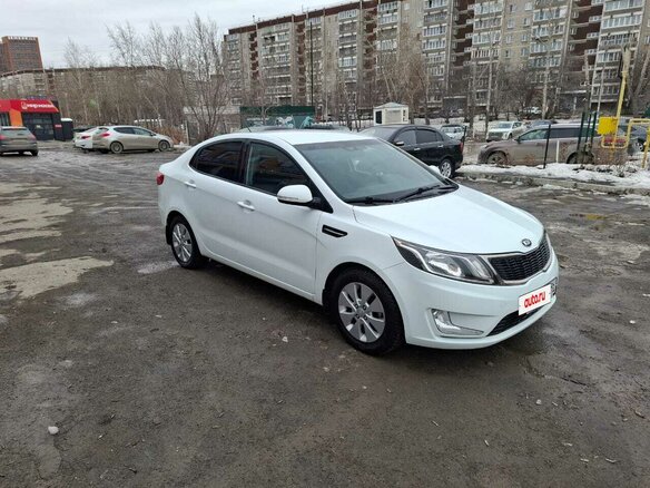 2013 Kia Rio 5-speed III, белый, 1000000 рублей