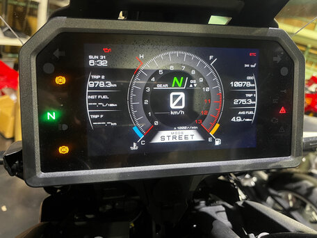 2023 Yamaha Tracer 9, серый, 1430000 рублей, вид 2