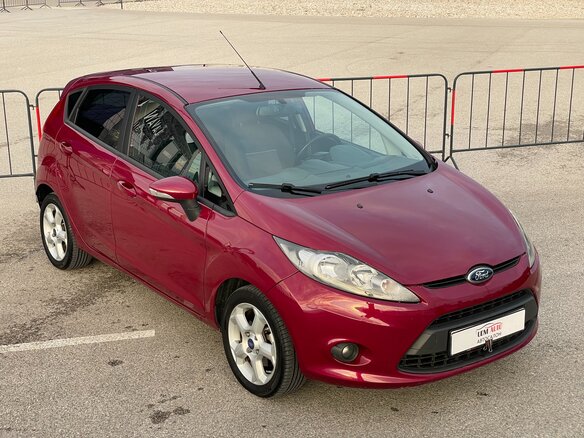 2011 Ford Fiesta Mk6, красный, 947000 рублей - вид 8