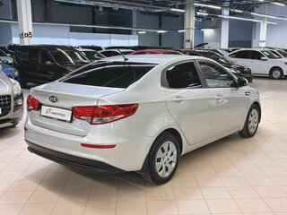 2016 Kia Rio III Рестайлинг, серебристый, 1042000 рублей, вид 4