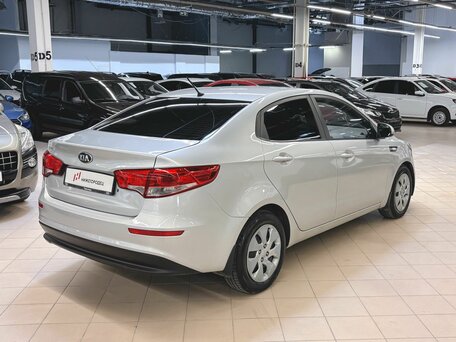 2016 Kia Rio III Рестайлинг, серебристый, 1042000 рублей, вид 4