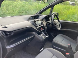 2018 Toyota Voxy III (R80) Рестайлинг, серебристый, 2850000 рублей, вид 4