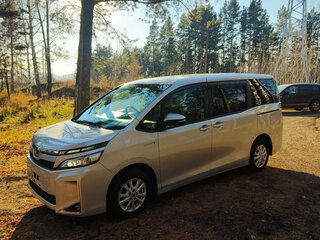 2020 Toyota Voxy III (R80) Рестайлинг, серебристый, 2620000 рублей, вид 4