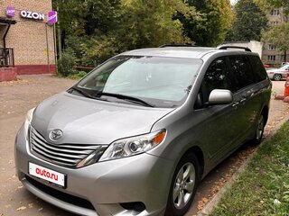 2017 Toyota Sienna III Рестайлинг, серебристый, 2590000 рублей, вид 2