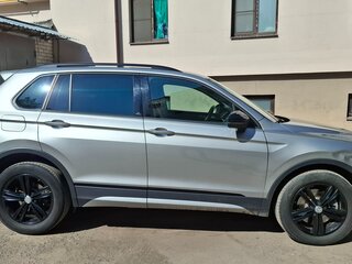 2018 Volkswagen Tiguan II, серебристый, 2960000 рублей, вид 1