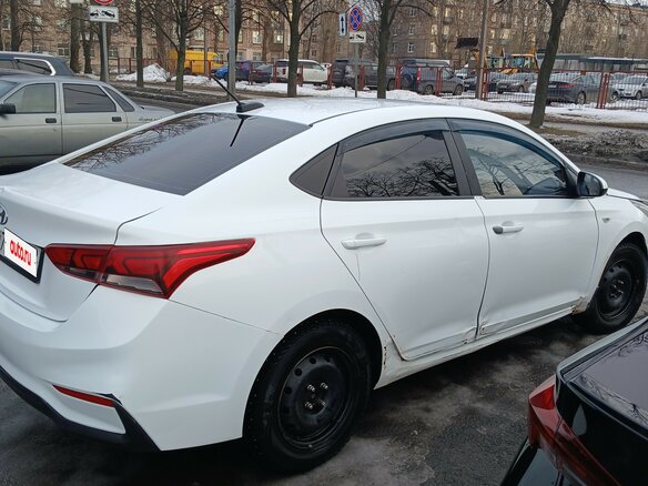 2017 Hyundai Solaris II, белый, 700000 рублей - вид 4