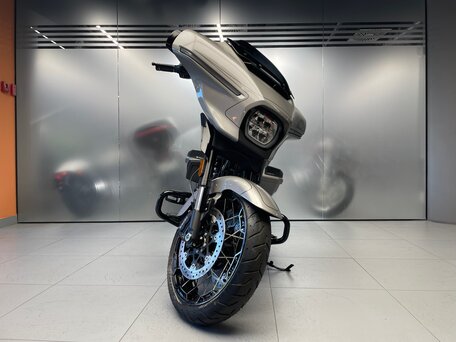 2023 Harley-Davidson CVO Street Glide, серебристый, 6490000 рублей, вид 5