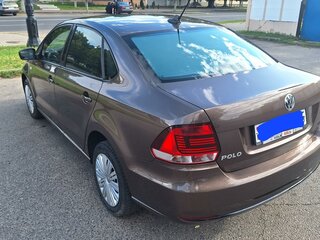 2017 Volkswagen Polo V Рестайлинг, коричневый, 900000 рублей, вид 3