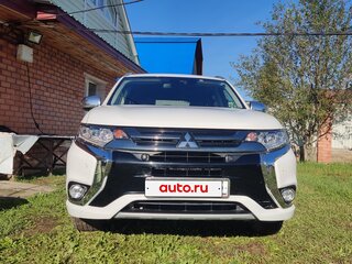 2018 Mitsubishi Outlander PHEV III Рестайлинг 3, белый, 2150000 рублей, вид 3