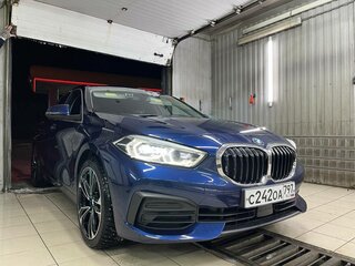 2020 BMW 1 серии 118d III (F40), синий, 2850000 рублей, вид 2