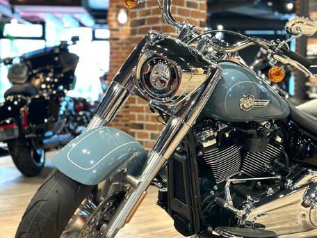 2023 Harley-Davidson Fat Boy, серебристый, 3800000 рублей, вид 5