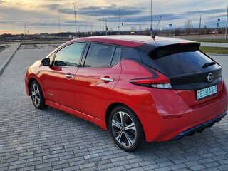 2018 Nissan Leaf II (ZE1), красный, 1100000 рублей, вид 2
