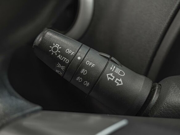 2011 Nissan Note I Рестайлинг, красный - вид 19