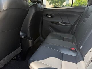 2021 Toyota Yaris L XP150 Рестайлинг, белый, 1090000 рублей, вид 3