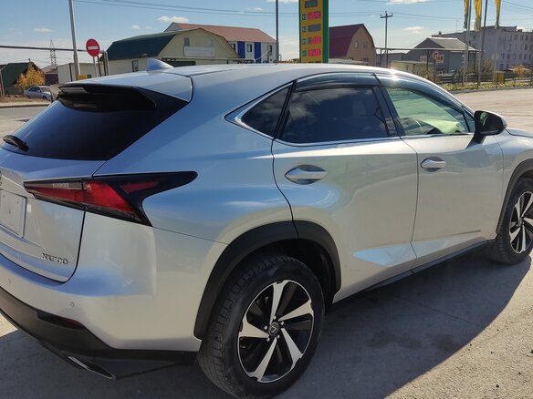 2018 Lexus NX 300 I Рестайлинг, серебристый, 3800000 рублей - вид 3