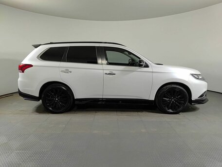 2022 Mitsubishi Outlander III Рестайлинг 3, белый, 2899000 рублей, вид 4