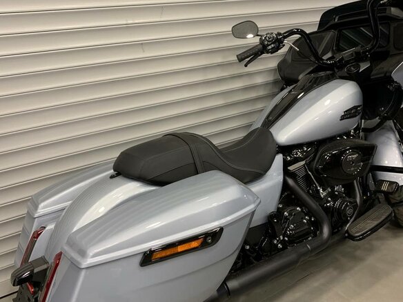 2024 Harley-Davidson Road Glide, серебристый, 3200000 рублей - вид 5