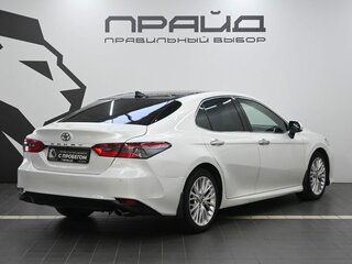 2019 Toyota Camry VIII (XV70), белый, 2449900 рублей, вид 3