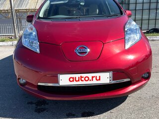 2012 Nissan Leaf (EM57) I (ZE0/AZE0), красный, 700000 рублей, вид 2