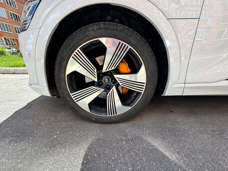 2021 Audi e-tron 55 I, белый, 7500000 рублей, вид 5