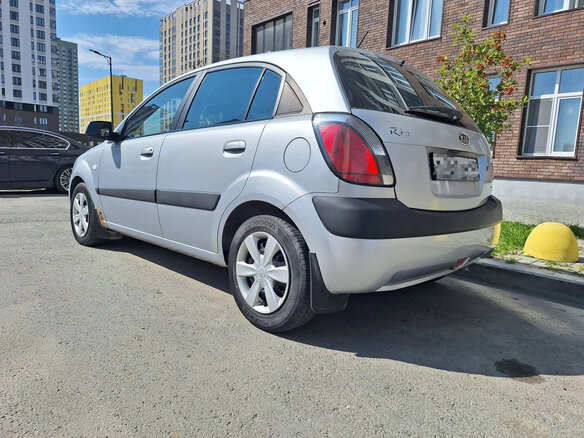 2005 Kia Rio II, серебристый, 430000 рублей - вид 1