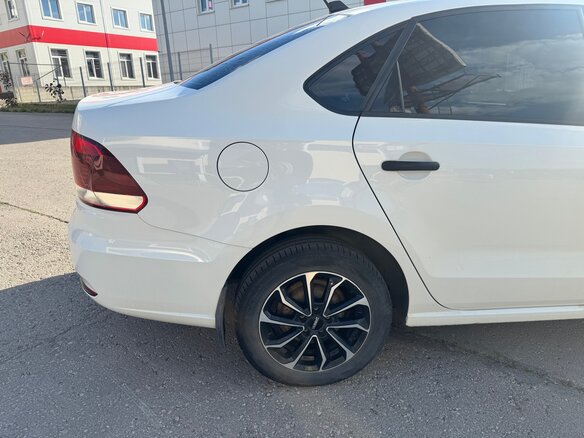 2018 Volkswagen Polo V Рестайлинг, белый, 930000 рублей - вид 4